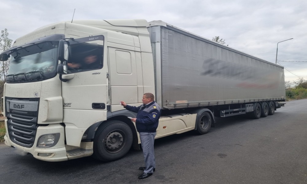 FOTO // Doi moldoveni care conduceau ansambluri rutiere, deși nu dețineau permise de conducere, prinși în România